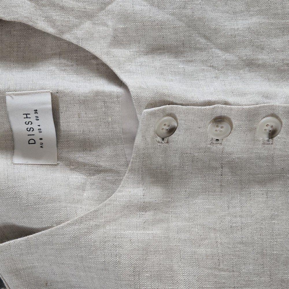 Sleeveless Beige Button-Down Top - Picture 5 of 6